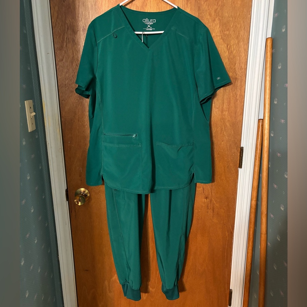 Cherokee Allura women’s hunter green scrubs L/XL
